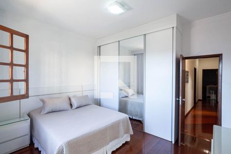 Casa à venda com 250m², 4 quartos e 4 vagasSuíte 1