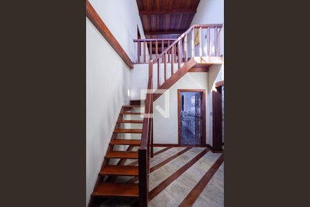 Escada de casa para alugar com 4 quartos, 250m² em Ouro Preto, Belo Horizonte
