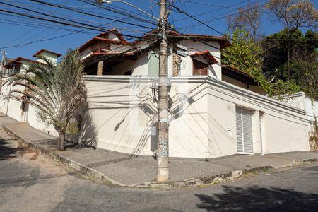 Casa à venda com 250m², 4 quartos e 4 vagasFachada
