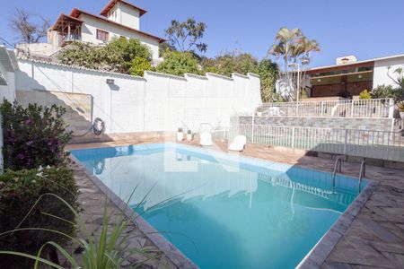 Casa à venda com 250m², 4 quartos e 4 vagasPiscina