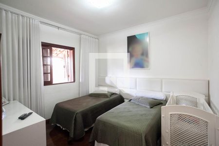 Casa à venda com 250m², 4 quartos e 4 vagasSuíte 2