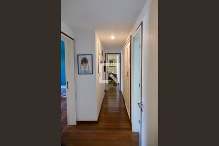 Apartamento à venda com 180m², 4 quartos e 2 vagasCorredor 