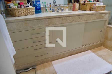 Apartamento à venda com 180m², 4 quartos e 2 vagasSuíte banheiro 