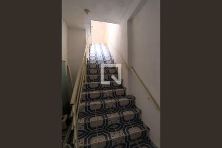 Casa à venda com 400m², 5 quartos e 3 vagas Casa à venda com 400m², 5 quartos e 3 vagasEscada da garagem para as casas