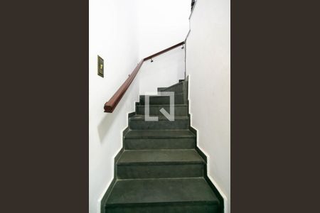 Escadas de casa para alugar com 4 quartos, 230m² em Jardim Pinheiros, São Paulo