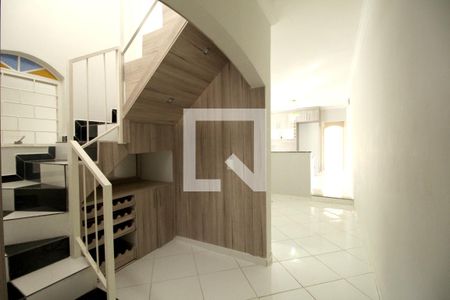 Casa para alugar com 350m², 4 quartos e 2 vagasEscada