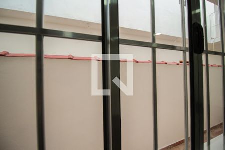 Vista da Sala de casa para alugar com 2 quartos, 50m² em Jardim Robru, São Paulo