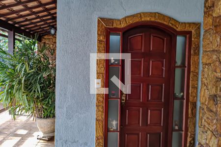 Casa à venda com 270m², 4 quartos e 1 vagavaranda / garagem