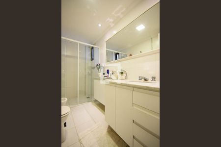 Apartamento à venda com 230m², 4 quartos e 4 vagas Apartamento à venda com 230m², 4 quartos e 4 vagasBanheiro suíte 2