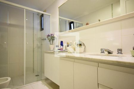 Apartamento à venda com 230m², 4 quartos e 4 vagas Apartamento à venda com 230m², 4 quartos e 4 vagasBanheiro suíte 2