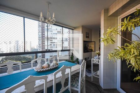 Apartamento à venda com 230m², 4 quartos e 4 vagas Apartamento à venda com 230m², 4 quartos e 4 vagasVaranda gourmet