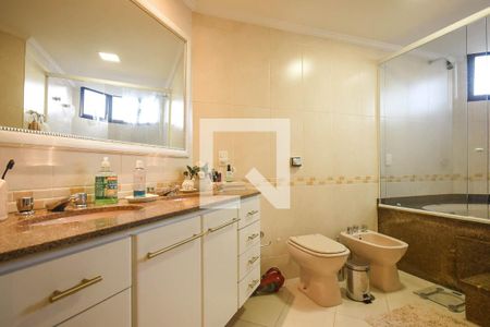 Apartamento à venda com 230m², 4 quartos e 4 vagas Apartamento à venda com 230m², 4 quartos e 4 vagasBanheiro suíte 3