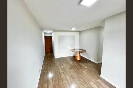 Sala de apartamento para alugar com 3 quartos, 75m² em Vila Carbone, São Paulo