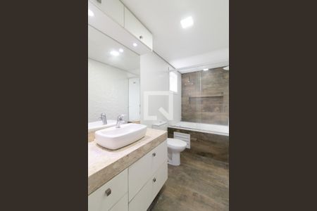 Casa à venda com 300m², 3 quartos e 2 vagas Casa à venda com 300m², 3 quartos e 2 vagasSuíte banheiro