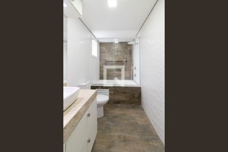 Casa à venda com 300m², 3 quartos e 2 vagas Casa à venda com 300m², 3 quartos e 2 vagasSuíte banheiro