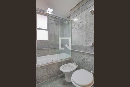 Apartamento para alugar com 340m², 4 quartos e 3 vagasBanheiro do Quarto Suíte 