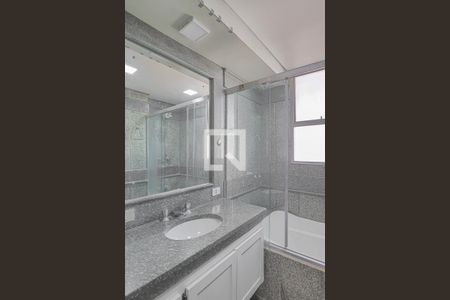 Apartamento para alugar com 340m², 4 quartos e 3 vagasBanheiro do Quarto Suíte 