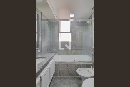 Apartamento para alugar com 340m², 4 quartos e 3 vagasBanheiro do Quarto Suíte 