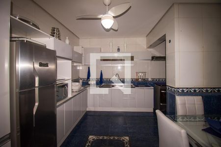 Casa à venda com 250m², 3 quartos e 2 vagas Casa à venda com 250m², 3 quartos e 2 vagasCozinha