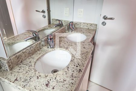 Apartamento à venda com 80m², 3 quartos e 1 vaga Apartamento à venda com 80m², 3 quartos e 1 vagaBanheiro da suíte