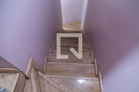 Casa para alugar com 180m², 3 quartos e 1 vaga Casa para alugar com 180m², 3 quartos e 1 vagaEscada