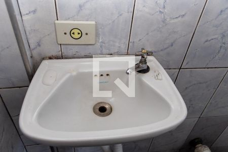 Detalhe banheiro de casa para alugar com 1 quarto, 19m² em Canhema, Diadema