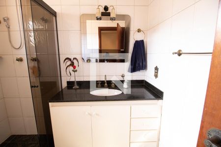 Casa à venda com 330m², 4 quartos e 4 vagas Casa à venda com 330m², 4 quartos e 4 vagasBanheiro da Suíte 2