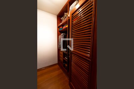 Casa à venda com 330m², 4 quartos e 4 vagas Casa à venda com 330m², 4 quartos e 4 vagasCloset da suíte 1