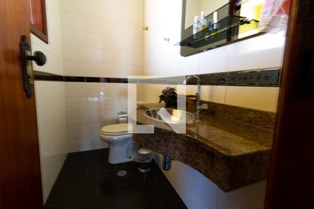 Casa à venda com 330m², 4 quartos e 4 vagas Casa à venda com 330m², 4 quartos e 4 vagasLavabo