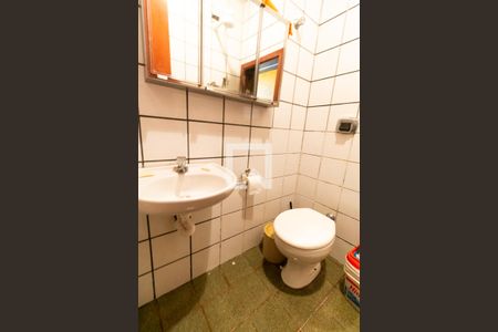 Casa à venda com 330m², 4 quartos e 4 vagas Casa à venda com 330m², 4 quartos e 4 vagasBanheiro de Serviço