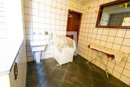 Casa à venda com 330m², 4 quartos e 4 vagas Casa à venda com 330m², 4 quartos e 4 vagasÁrea de Serviço 2