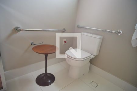 Banheiro de kitnet/studio para alugar com 1 quarto, 50m² em Petrópolis, Porto Alegre