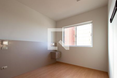 Quarto 2 de apartamento para alugar com 2 quartos, 50m² em Capão Raso, Curitiba