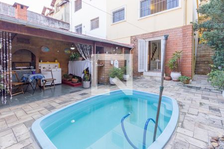 Casa à venda com 230m², 5 quartos e 2 vagas Casa à venda com 230m², 5 quartos e 2 vagasPiscina