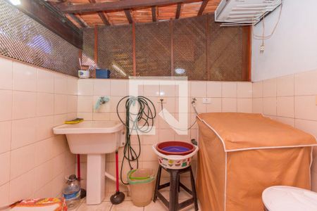 Casa à venda com 230m², 5 quartos e 2 vagas Casa à venda com 230m², 5 quartos e 2 vagasLavanderia