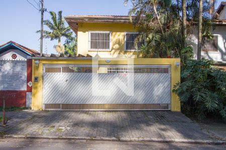 Casa à venda com 230m², 5 quartos e 2 vagas Casa à venda com 230m², 5 quartos e 2 vagasFachada