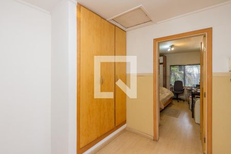 Casa à venda com 230m², 5 quartos e 2 vagas Casa à venda com 230m², 5 quartos e 2 vagasHall do Quartos