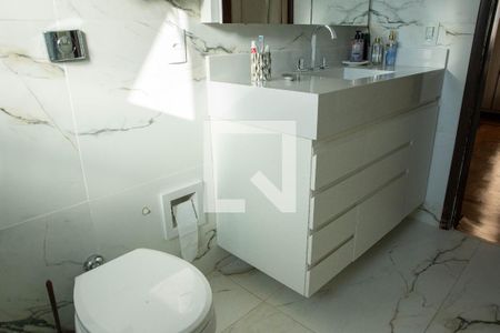 Casa à venda com 500m², 4 quartos e 8 vagasBanheiro da Suíte 2