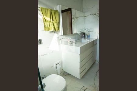 Casa à venda com 500m², 4 quartos e 8 vagasBanheiro da Suíte 2