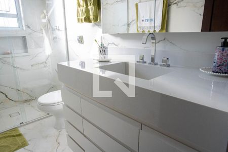 Casa à venda com 500m², 4 quartos e 8 vagasBanheiro da Suíte 2