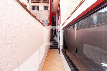 Corredor - Escada de casa para alugar com 1 quarto, 60m² em São Lucas, São Paulo