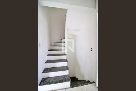 Casa de condomínio para alugar com 200m², 3 quartos e 2 vagasEscada