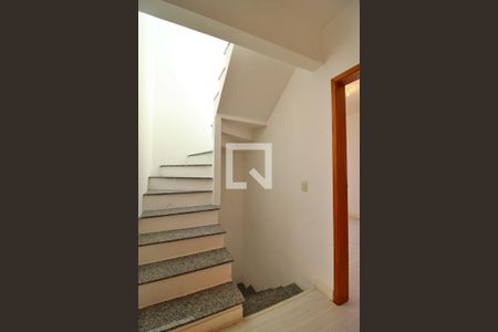 Casa de condomínio para alugar com 200m², 3 quartos e 2 vagasEscada