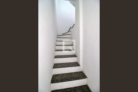 Casa de condomínio para alugar com 200m², 3 quartos e 2 vagasEscada