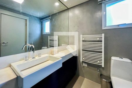 Apartamento à venda com 200m², 2 quartos e 4 vagas Apartamento à venda com 200m², 2 quartos e 4 vagasBanheiro da Suíte 2