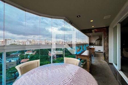 Apartamento à venda com 200m², 2 quartos e 4 vagas Apartamento à venda com 200m², 2 quartos e 4 vagasVaranda