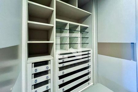 Apartamento à venda com 200m², 2 quartos e 4 vagas Apartamento à venda com 200m², 2 quartos e 4 vagasCloset