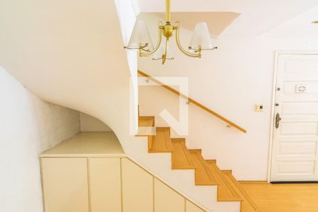 Escadas de casa para alugar com 2 quartos, 150m² em Jardim Independência, São Paulo