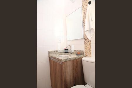 Banheiro suite de apartamento para alugar com 2 quartos, 74m² em Maracanã, Praia Grande