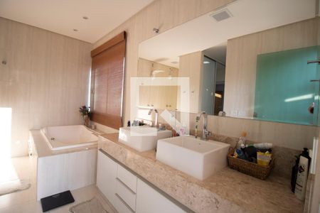 Casa à venda com 289m², 4 quartos e 4 vagasBanheiro da suíte 1